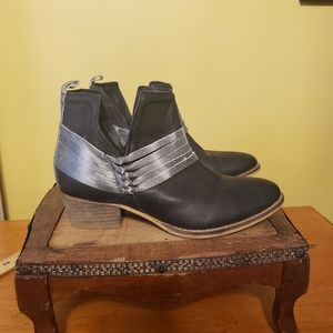 DIBA.True Sly Fox dark gray and silver leather ankle boot Size 7M